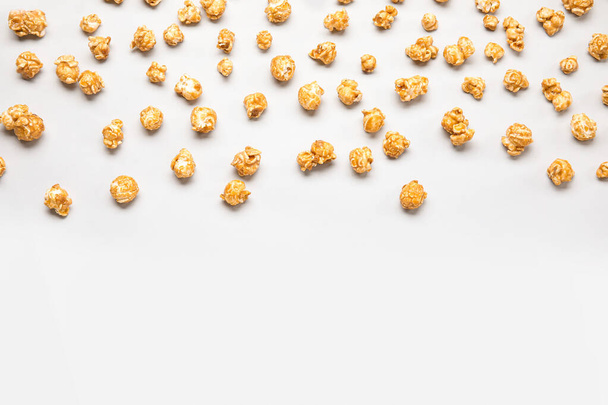 leckeres Popcorn auf grauem Hintergrund - Foto, Bild