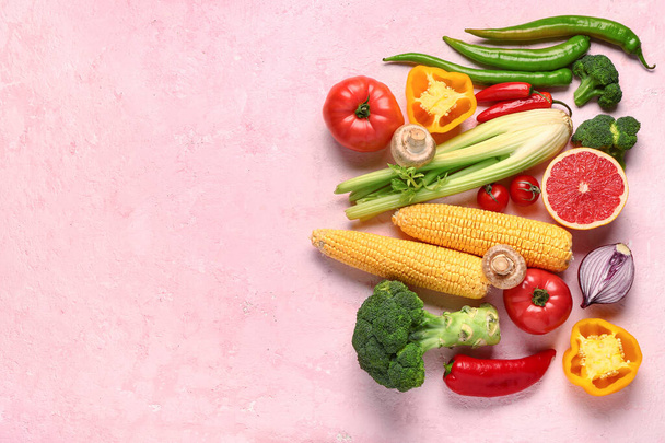Légumes frais mûrs sur fond rose - Photo, image