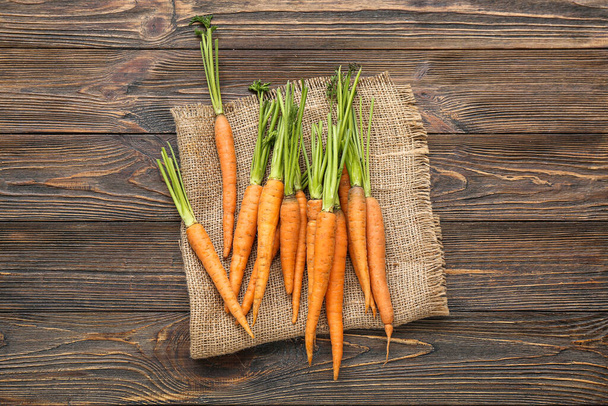 Many fresh carrots on wooden background - Foto, Imagem