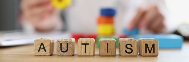 Primer plano de la palabra autismo recogido con letras de madera cubos. Trastorno del desarrollo, dificultad en la interacción social y la comunicación. Concepto de medicina y salud - Foto, imagen