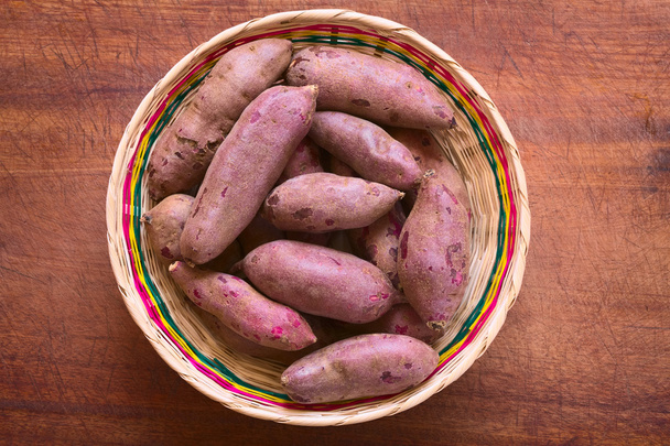 Surowy fioletowe słodkie ziemniaki - Zdjęcie, obraz