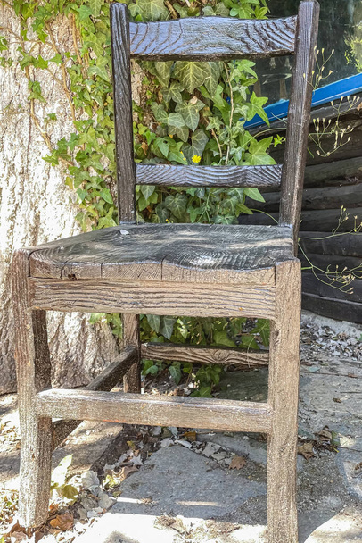 Wooden chair in the garden, close-up, selective focus - Foto, Imagem