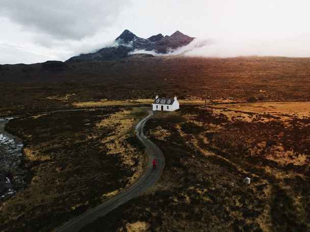 Weißes Ferienhaus in der Nähe der Black Cuillin in Glen Sligachan auf der Isle of Skye in Schottland - Foto, Bild