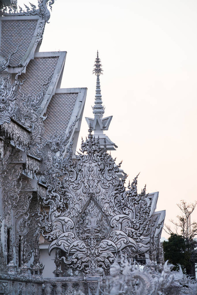 Świątynia Rong Khun w prowincji Chiang Rai, Tajlandia. - Zdjęcie, obraz