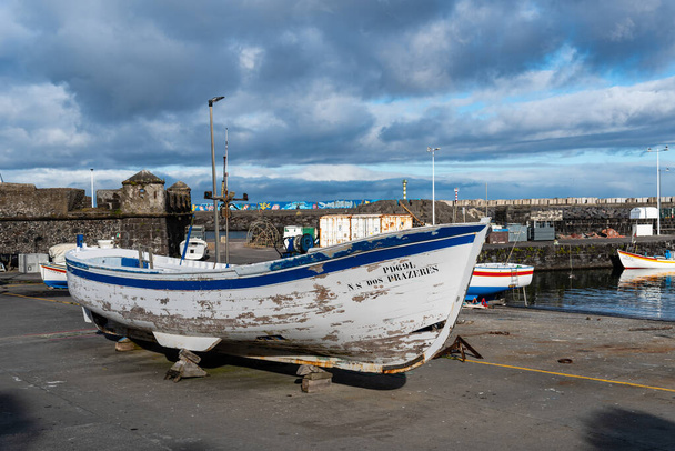 Vila Franca do Campo, Portugalia - 5 lipca 2022: Stara łódź rybacka w porcie - Zdjęcie, obraz