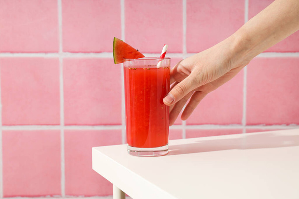 Концепция свежего и вкусного летнего напитка - Арбузный коктейль - Фото, изображение