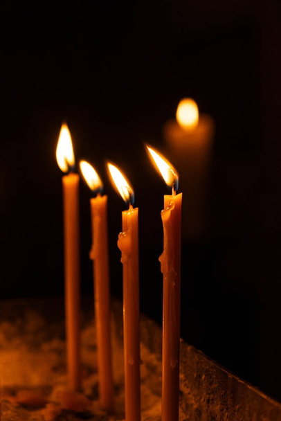 Brûler des bougies dans une église catholique chrétienne. - Photo, image