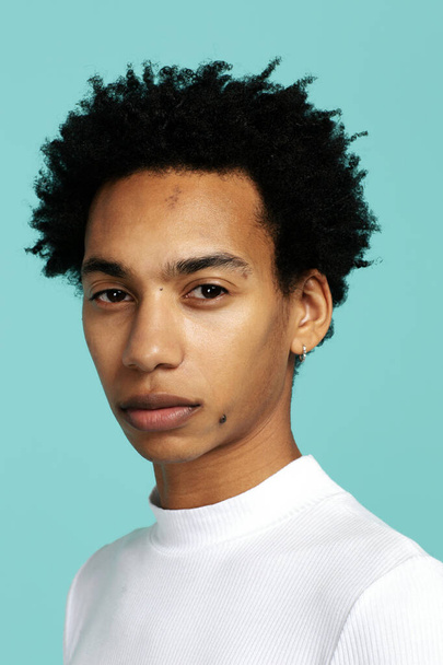 close-up portret ernstig jong zwart man kijken naar camera - Foto, afbeelding