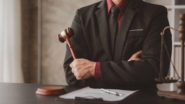 Anwaltskonzepte, um vor Klienten auszusagen und Beratung in Fällen anzubieten, um Rechtsbeistand zu leisten, um Recht und Fairness zu wahren, um transparent vorzugehen, um Anwälte, um Fälle vor Gericht zu verteidigen. - Foto, Bild