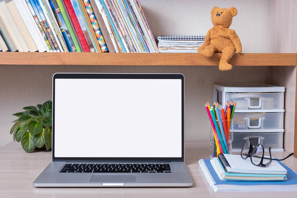 Laptop na pulpicie z pustym ekranem w pokoju dziecięcym. Makieta edukacyjna dzieci, szablon. - Zdjęcie, obraz