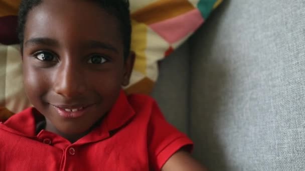 Liegender afrikanischer Junge macht Selfie-Video in sozialen Medien - Filmmaterial, Video