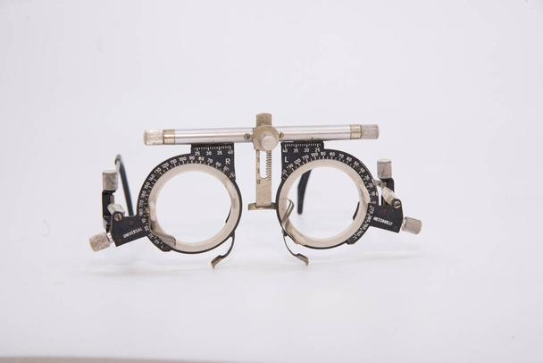 silmätutkimus silmälääkärillä, näön tarkistaminen lääkärin kanssa - Valokuva, kuva