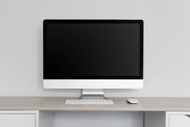 Computador com tela em branco na mesa no escritório - Foto, Imagem
