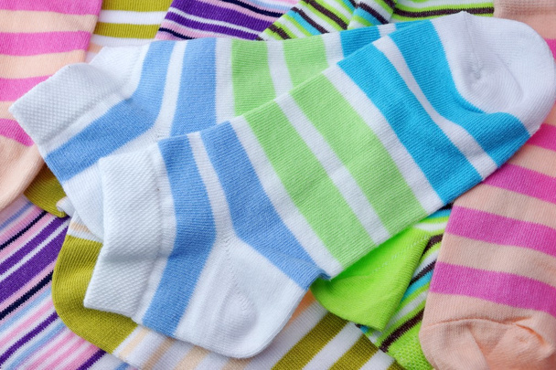 Zásobník z mnoha párů barevné pruhované ponožky izolovaných na bílém - Fotografie, Obrázek