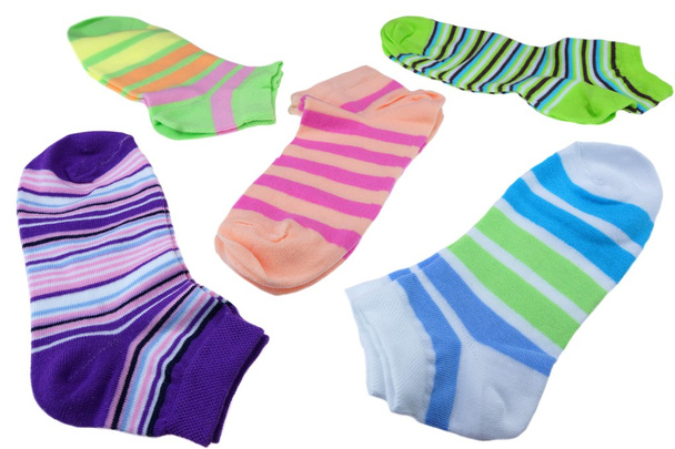 Многие пары разноцветные полосатые носки, изолированные на белом
 - Фото, изображение