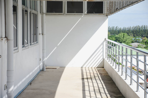 Balcón del edificio y pasamanos de acero inoxidable - Foto, Imagen