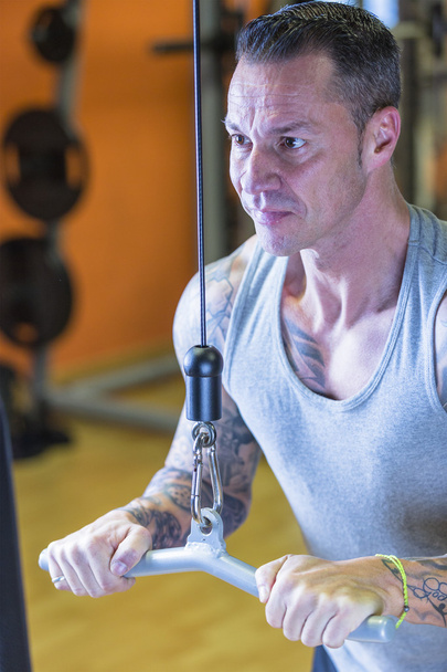 Mann macht Flaschenzüge - Workout-Routine - Foto, Bild
