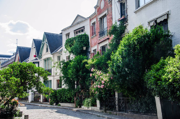 Prachtige straat in Parijs met oude gekleurde huizen stockfoto - Foto, afbeelding