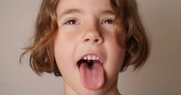 Examen oral pédiatrique : Vidéo éducative démontrée par un enfant de 5 ans. Images 4k de haute qualité - Séquence, vidéo