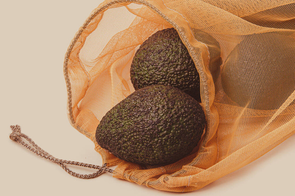 野菜や果物を買うための再利用可能な袋、アボカド付きの袋 - 写真・画像