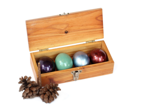 Mutlu paskalyalar. Beyaz backgrou ahşap kutusunda renkli Paskalya yumurtaları - Fotoğraf, Görsel