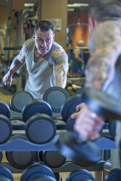fiatal férfi súlyzó visszarúgás - edzés rutin, hogy - Fotó, kép