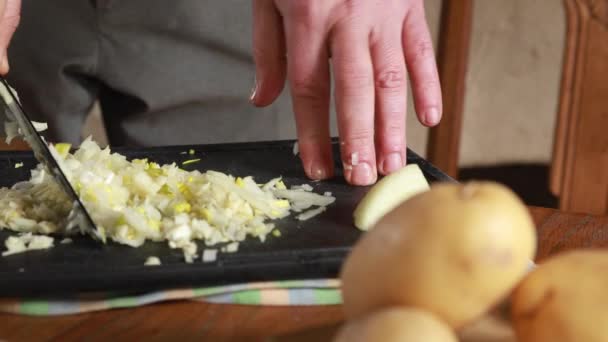 Férfi főzés és szeletelés friss élelmiszer vágódeszkán - Felvétel, videó