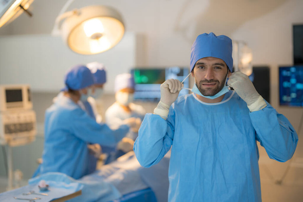 Doctor, nurse doing surgery on patient in operating room. - Foto, Bild