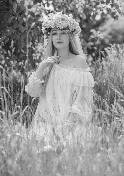 Europese Slavische Traditie, bruid in witte jurk, bloemenkrans met een sluier op een hoofd. Zachtaardig meisje - Foto, afbeelding