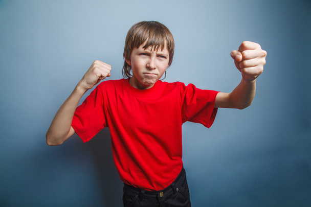 Europäisch aussehender zehnjähriger Junge zeigt Faust, Wut, Bedrohung - Foto, Bild
