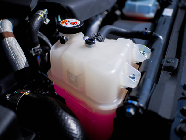 chladicí kapalina v nádrži chladicí kapalina v autě chladicí kapalina proti chladu a zamrznutí, růžová chladicí kapalina - Fotografie, Obrázek