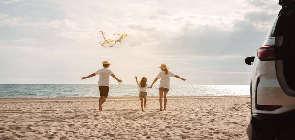 Family happy traveling enjoy in vacation with Car travel driving road trip summer vacation in car in the sunset, Dad, mom and daughter  holidays and relaxation together get the atmosphere. - Foto, afbeelding