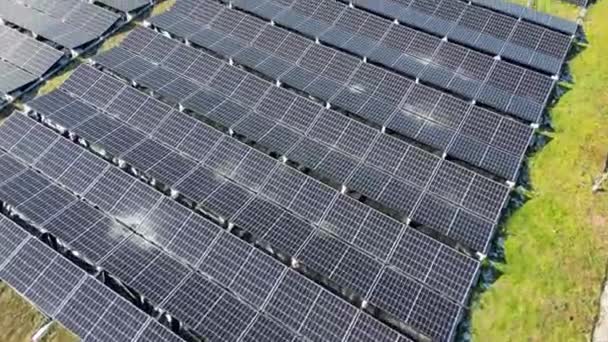 Fényképezte felülről egy drón sok napelemek beépített irodaházak. - Felvétel, videó