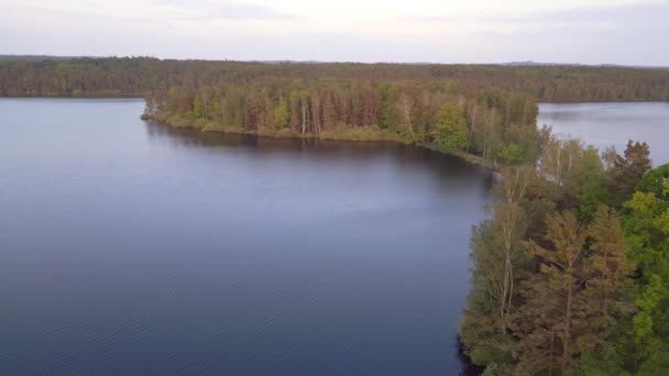 kylä Stankov Potok järvi illalla auringonlasku Tsekin tasavallassa, kesä 2023 puomi liukuu vasemmalle drone 4K uhd elokuvamateriaalia. - Materiaali, video