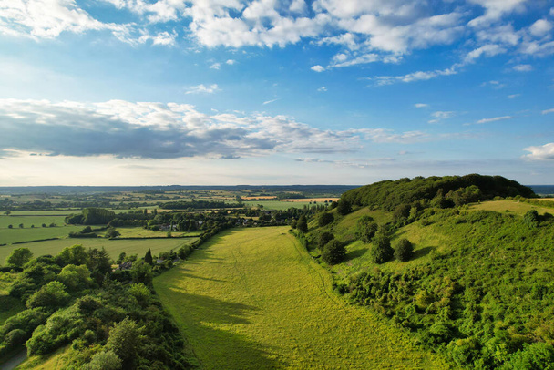 Vista de ángulo alto del paisaje de la campiña británica durante la hermosa puesta del sol. La filmación fue capturada en Sharpenhoe Clappers Luton, Bedfordshire Inglaterra el 24 de junio de 2023 - Foto, Imagen