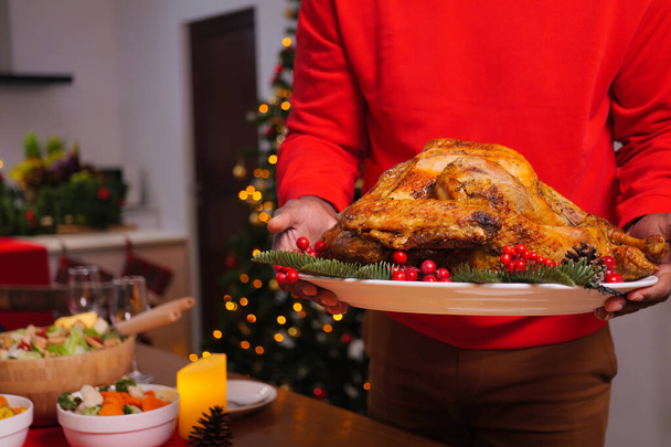 Karácsonyi vacsora sült pulykával, különleges ételek az asztalra az ebédlőben a karácsonyi vacsora ünneplésére, karácsonyi és hálaadási ünnepség koncepció. Kiváló minőségű fénykép - Fotó, kép