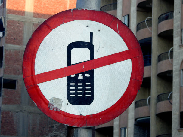 Ningún uso del teléfono celular durante el signo de conducción, un letrero de tráfico muestra que el uso de un teléfono móvil está restringido y prohibido durante la conducción, incluyendo hablar, leer y enviar mensajes de texto, enfoque selectivo - Foto, Imagen