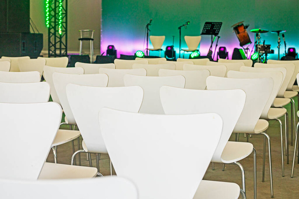 μουσική σκηνή πριν από την παράσταση με λευκές καρέκλες. οριζόντια - Φωτογραφία, εικόνα
