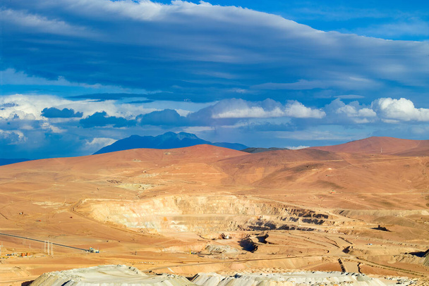 Légi felvétel egy rézbányáról az Atacama-sivatag altiplanójában, Észak-Chilében. - Fotó, kép