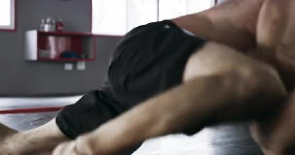 Fitness, boj a MMA muži na podlaze tělocvičny pro trénink, sport a fyzickou, sílu nebo výzvu. Zápas, boj a muž osoba s osobním trenérem pro techniku koučování, rychlost nebo boj. - Záběry, video