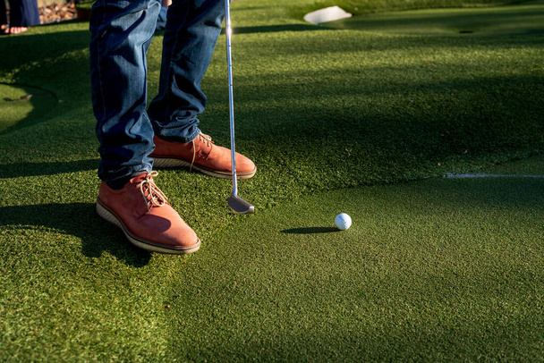 foto di uomo in scarpe marroni sta giocando a golf sul prato - Foto, immagini