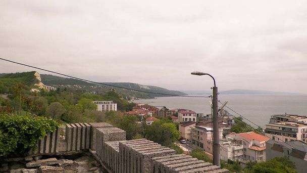 Άποψη της πόλης Balchik. Βροχερός καιρός, τουριστική ιδέα, Βουλγαρία, επαρχία Ντόμπριτς. - Φωτογραφία, εικόνα