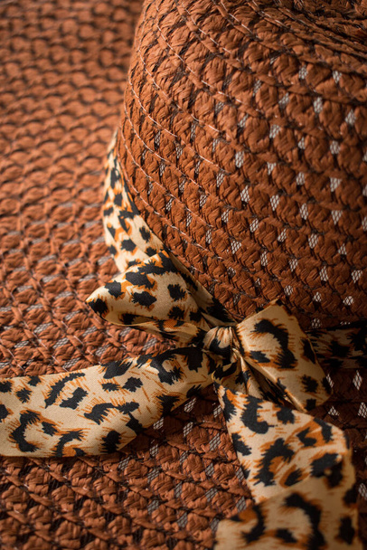 Закрыть плетеной шляпой ленту с изображением животного - Фото, изображение
