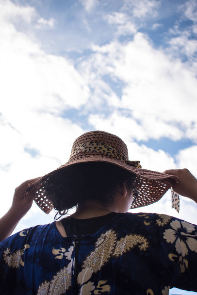 Nainen sininen mekko yllään paju hattu aurinkoisena päivänä - Valokuva, kuva