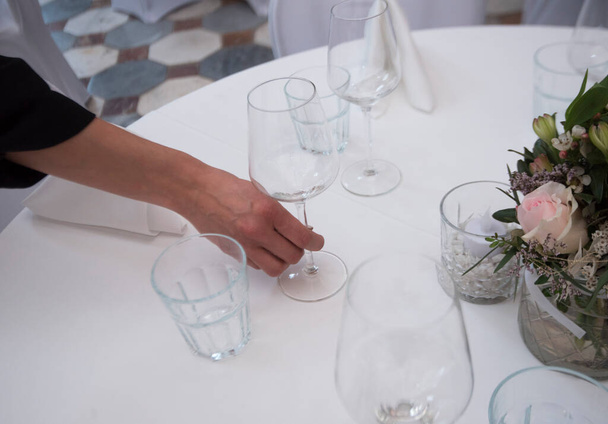 die Tischdekoration in der Gastronomie, Tischdecken und Geschirr in einem Restaurant - Foto, Bild