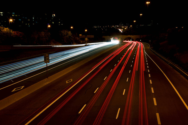 車の動きの痕跡。速度光が背景に広がり、動きの速い光の効果があります。. - 写真・画像