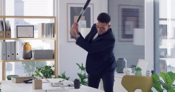 Angry, baseball bat and businessman in office with laptop and 404 error feeling burnout. Anger issues, crazy and employee from tech with pc stress, mental health problem and workplace violence. - Záběry, video