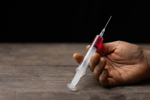 Drug or narcotic is all type of medicine. Addiction to cocaine heroin are harmful to death. drugs are illegal or forbidden. Heroin is a a powder people use syringe and inject into their blood. - Foto, Imagem