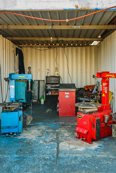 Canelones, Uruguay; May 14 2023:  - Empty drift sport cars mechanic garage, pinar autodrome, canelones, uruguay - Φωτογραφία, εικόνα