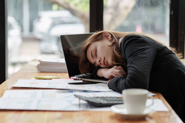Overwhelmed and Exhausted: Balancing Career and Finance in the Demanding Corporate Environment - 写真・画像